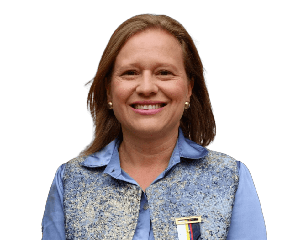 Laura Durana sonríe, de chaleco y con una insignia de solapa en el pecho.